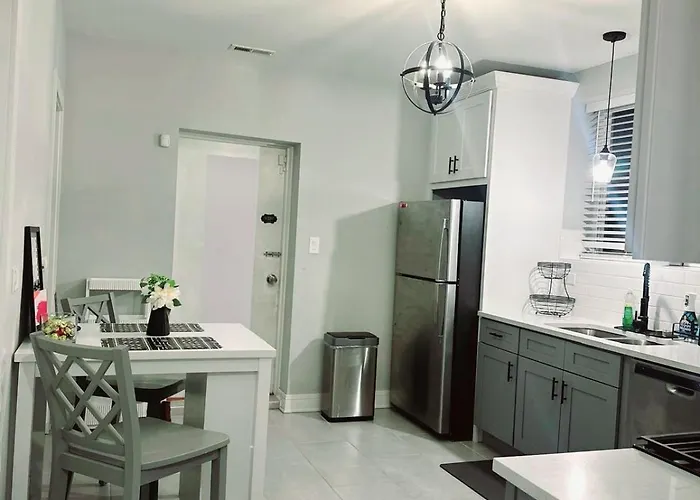 Cozy & Near Downtown & Hyde Park *